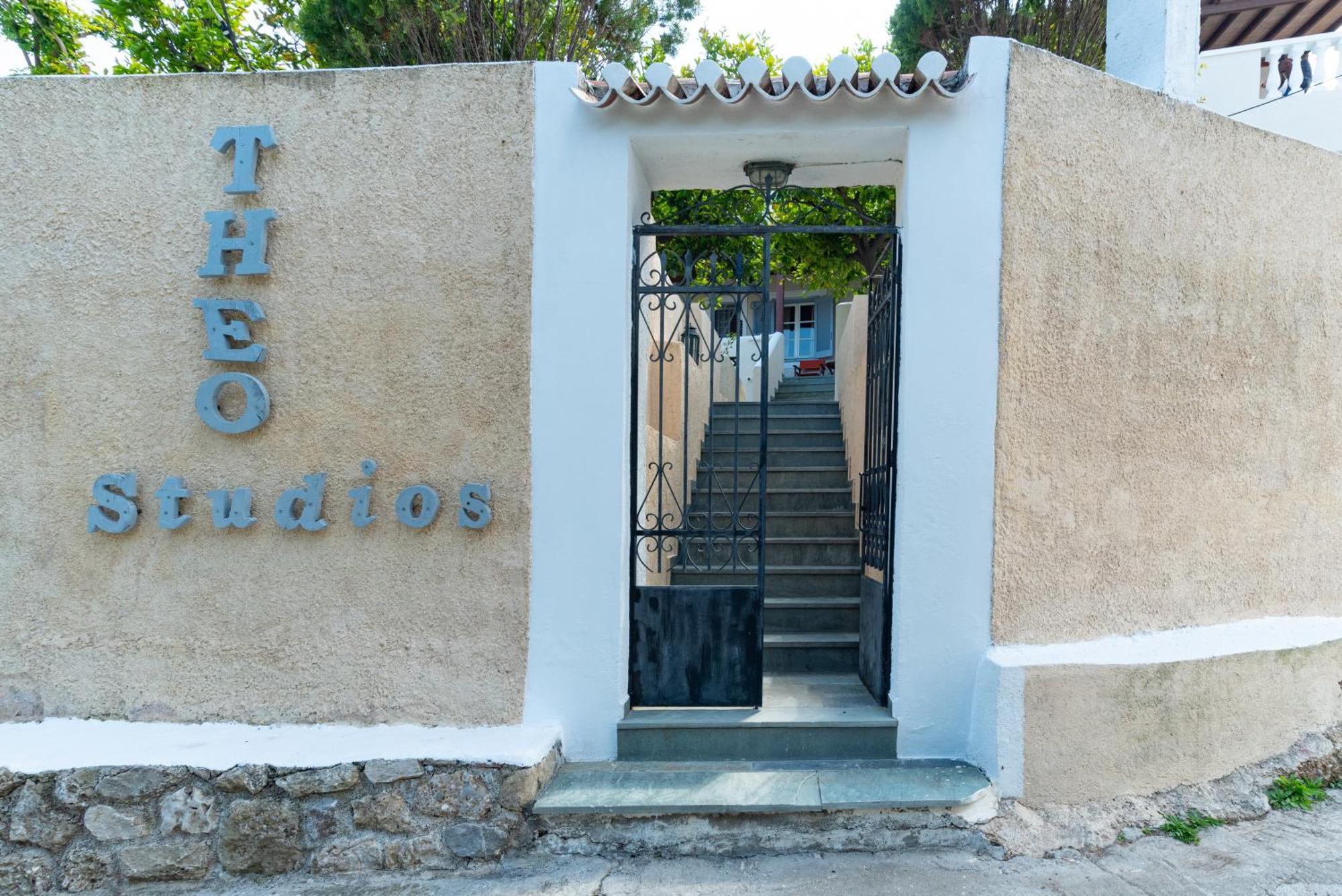 Theo Studios & Apartments Спетсес Экстерьер фото